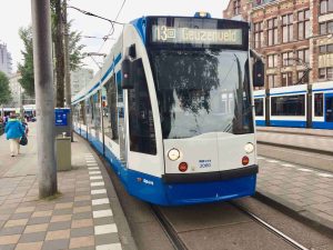 Parada del tranvía en Estación Central Amsterdam